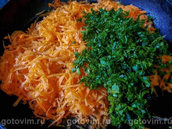 Курица, фаршированная рисовой лапшой, морковью и оливками