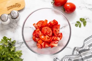 Салат с помидорами и кинзой