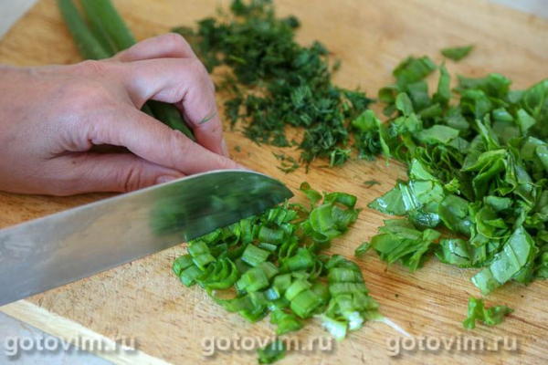 Салат из щавеля с огурцом, яйцом, редисом и горчичной заправкой