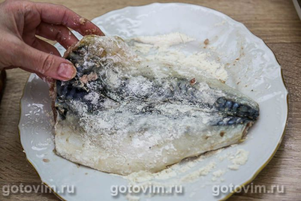 Скумбрия, жаренная в мультиварке в панировке с чесноком, петрушкой и лимоном