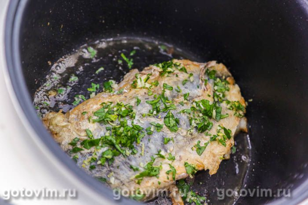 Скумбрия, жаренная в мультиварке в панировке с чесноком, петрушкой и лимоном