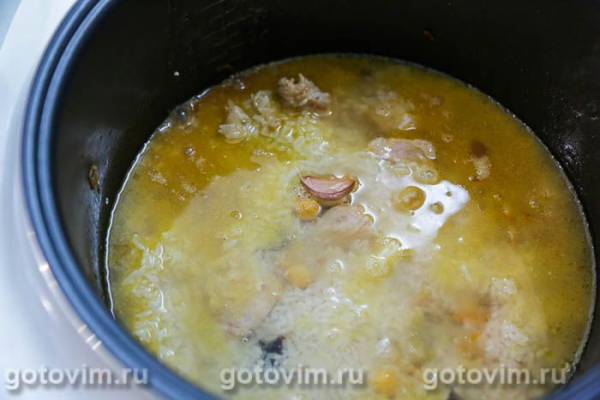 Плов со свининой, нутом и черносливом в мультиварке