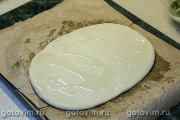 Пицца со спаржей, чесноком и сыром моцарелла 