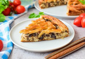 Слоеный пирог с курицей и грибами