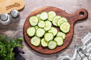 Салат из огурцов и зелени