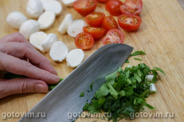 Салат с моцареллой, жареным картофелем‑бэби и помидорами