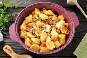 Тушеная картошка с фаршем