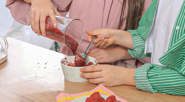 Гренки из кулича с ягодами и мороженым, пошаговый рецепт с фото на 864 ккал