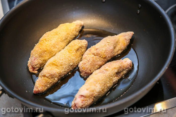 Мясные рулетики в панировке с моцареллой и помидорами