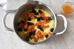 Постная пшенная каша с сухофруктами