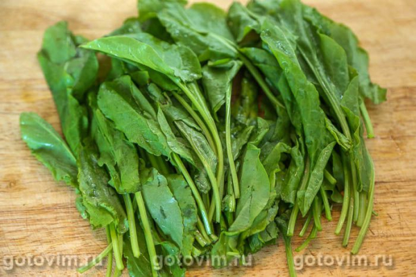 Салат из щавеля с огурцом, яйцом, редисом и горчичной заправкой