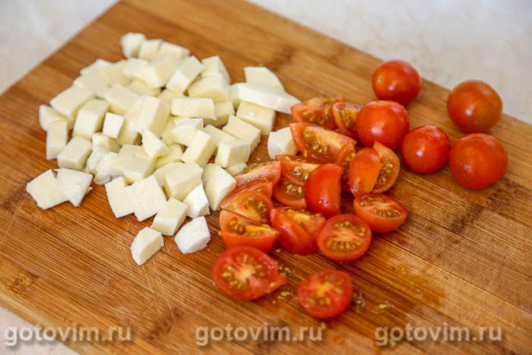 Мясные рулетики в панировке с моцареллой и помидорами