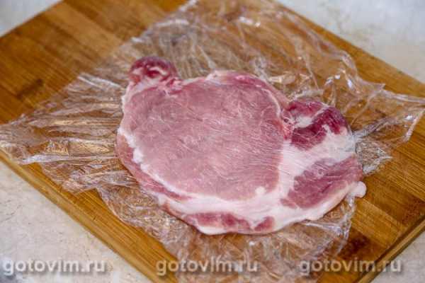 Мясные рулетики в панировке с моцареллой и помидорами