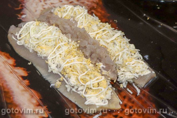 Рулет из селедки с плавленым сырком и яйцом