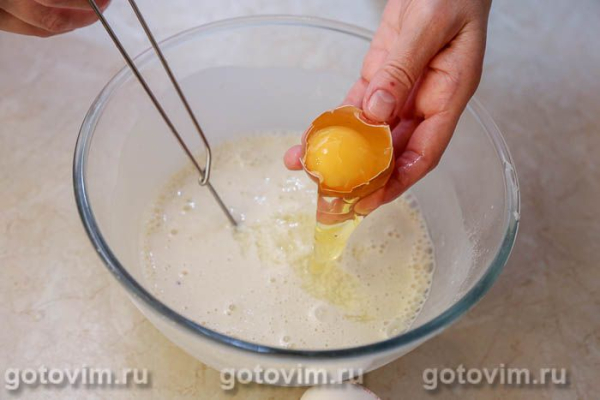 Йоркширские пудинги с колбасками в формах для маффинов