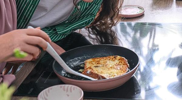 Гренки из кулича с ягодами и мороженым, пошаговый рецепт с фото на 864 ккал