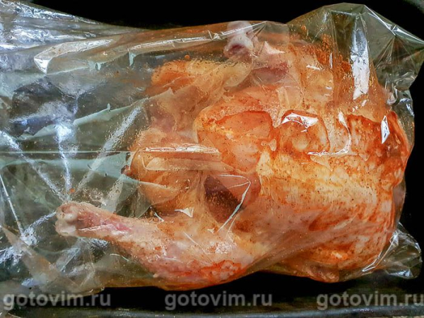 Курица, фаршированная рисовой лапшой, морковью и оливками