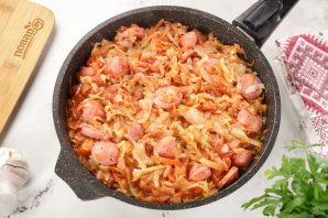 Тушеная капуста с сосисками