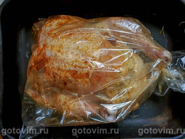 Курица, фаршированная рисовой лапшой, морковью и оливками