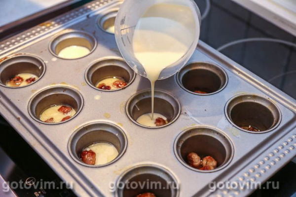 Йоркширские пудинги с колбасками в формах для маффинов