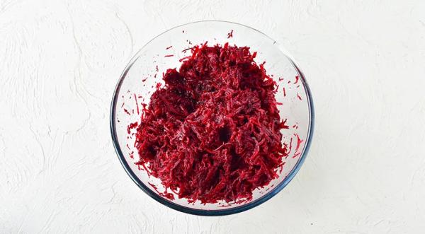 Как красить яйца свеклой на Пасху, пошаговый рецепт с фото на 135 ккал