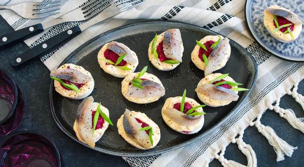 Яйца, фаршированные свеклой и сельдью, пошаговый рецепт с фото на 206 ккал Яйца, фаршированные свеклой и сельдью, пошаговый рецепт с фото на 206 ккал