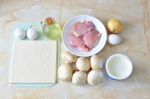 Слоеный пирог с курицей и грибами
