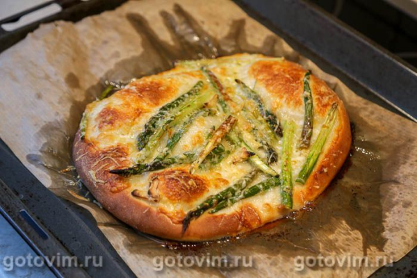 Пицца со спаржей, чесноком и сыром моцарелла 