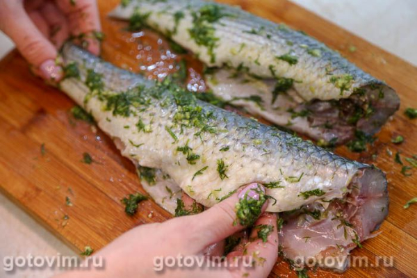 Кефаль в духовке, запеченная в рукаве с укропным маслом