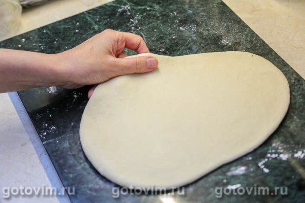 Пицца со спаржей, чесноком и сыром моцарелла 