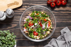 Постный салат с фасолью