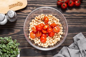 Постный салат с фасолью