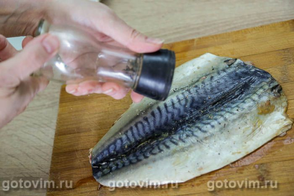 Скумбрия, жаренная в мультиварке в панировке с чесноком, петрушкой и лимоном