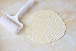 Слоеный пирог с курицей и грибами