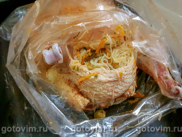 Курица, фаршированная рисовой лапшой, морковью и оливками