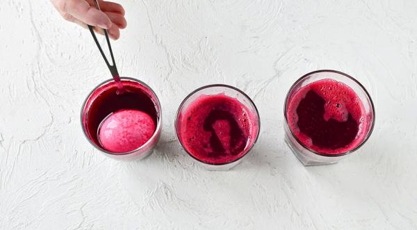 Как красить яйца свеклой на Пасху, пошаговый рецепт с фото на 135 ккал