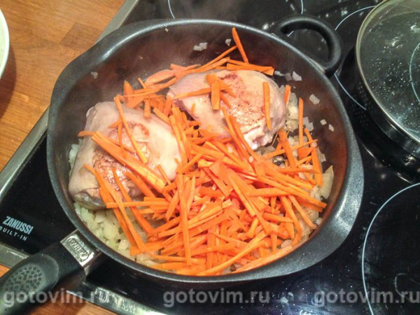 Курица с рисом и арахисом на сковородке в азиатском стиле