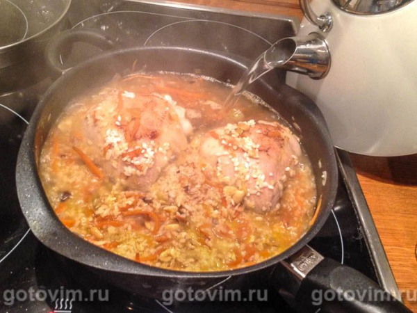 Курица с рисом и арахисом на сковородке в азиатском стиле