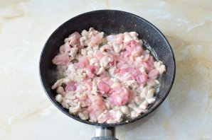 Слоеный пирог с курицей и грибами