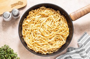 Лапша с соусом мисо