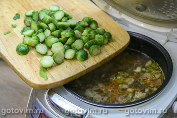 Суп с брюссельской капустой на мясном бульоне в мультиварке 