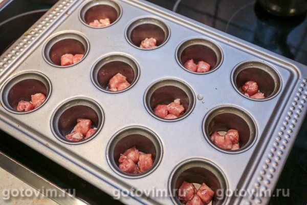 Йоркширские пудинги с колбасками в формах для маффинов