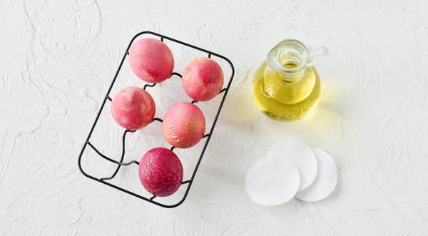 Как красить яйца свеклой на Пасху, пошаговый рецепт с фото на 135 ккал