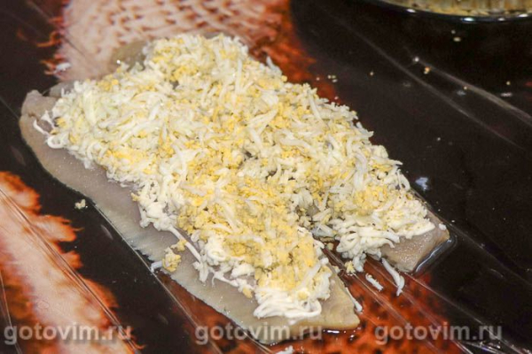 Рулет из селедки с плавленым сырком и яйцом