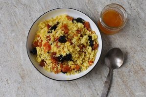 Постная пшенная каша с сухофруктами