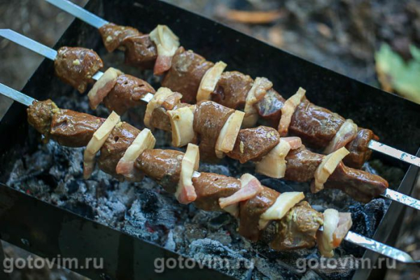 Шашлык из печени с салом