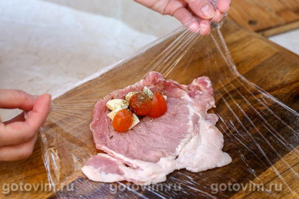 Мясные рулетики в панировке с моцареллой и помидорами