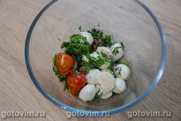 Салат с моцареллой, жареным картофелем‑бэби и помидорами