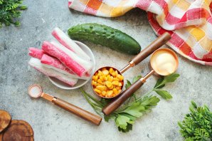 Постный салат с крабовыми палочками