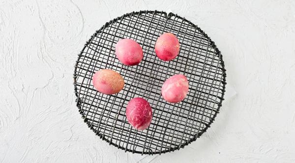 Как красить яйца свеклой на Пасху, пошаговый рецепт с фото на 135 ккал